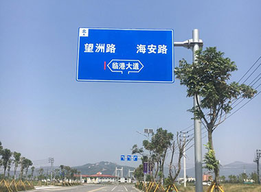 哈尔滨标志杆换新装，守护道路安全​